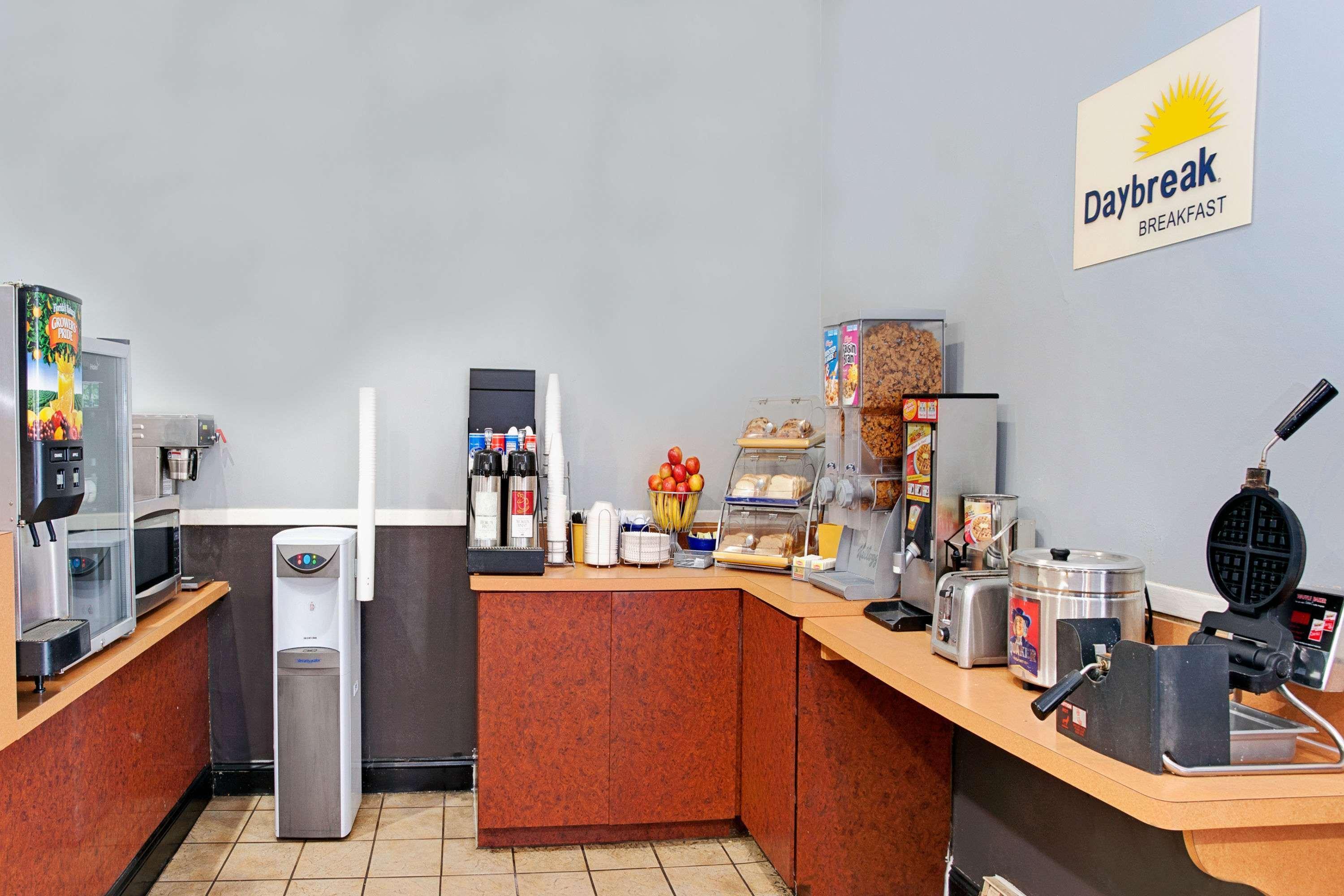 Days Inn By Wyndham Livonia Canton Detroit Exterior photo