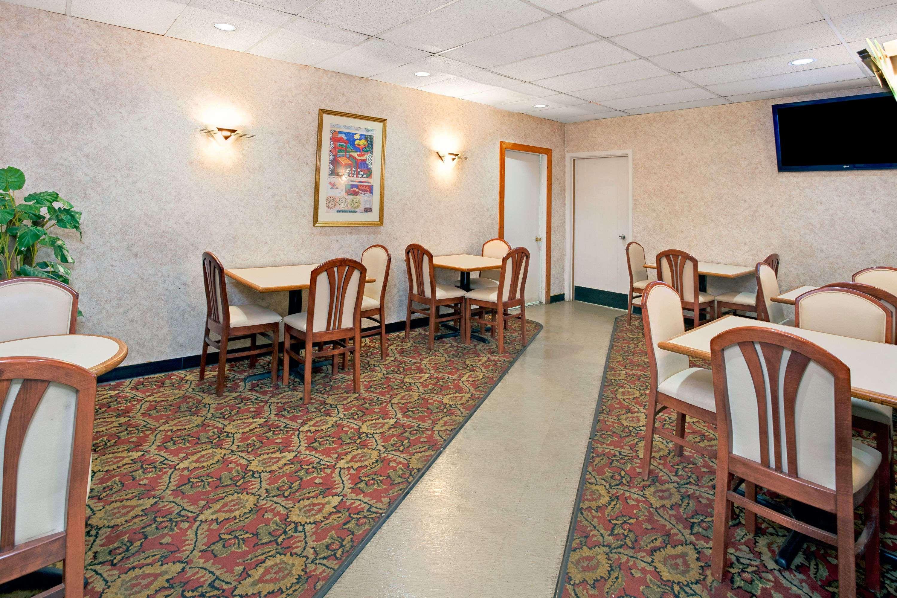 Days Inn By Wyndham Livonia Canton Detroit Exterior photo