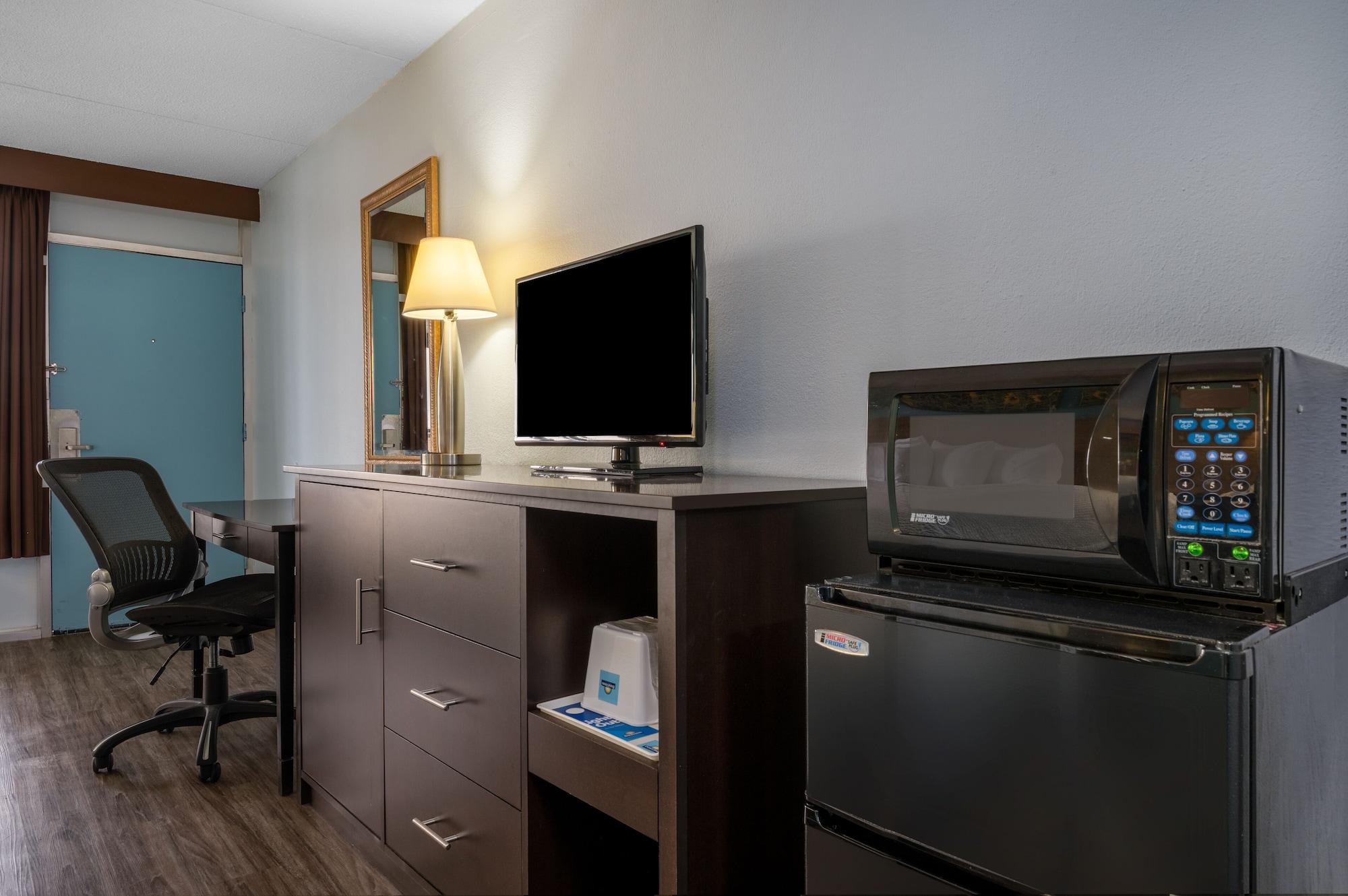 Days Inn By Wyndham Livonia Canton Detroit Exterior photo