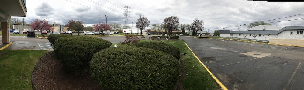 Days Inn By Wyndham Livonia Canton Detroit Exterior photo