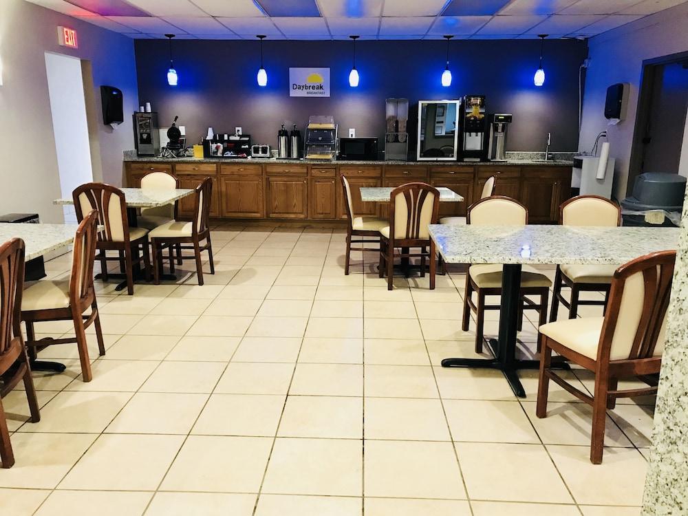 Days Inn By Wyndham Livonia Canton Detroit Exterior photo